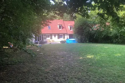 Image de Maison Familiale Dans la Forêt
