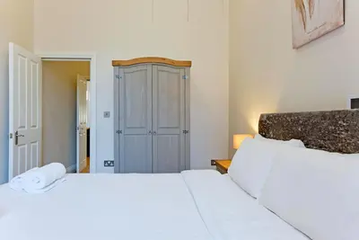 Immaculate 1 Bedroom Apartment With Balcony