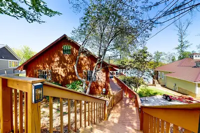 Image de Charming dog-friendly lakefront home w\/private hot tub, dock, firepit, huge deck