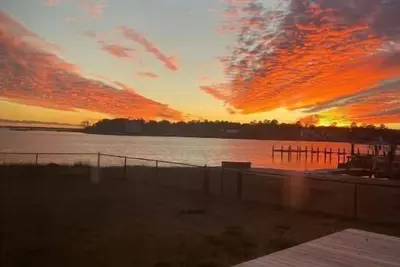 Image de Emerald Isle, Atlantic Beach, Beaufort. Cottage is waterfront on Icw.