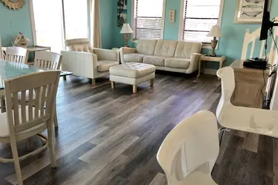 Image de Beach house with atached apartment 30 Steps to Beach and 1 block to Johns Pass