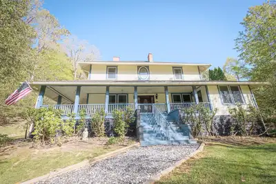 Image de Convenient and Historic Farmhouse with modern amenities, sleeps 17