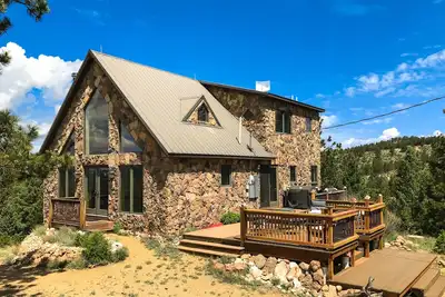 Image de Secluded home on 5 acres with great mountain views, decks, wood stove & W/D