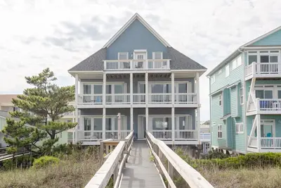 Image de Massive oceanfront home perfect for families!