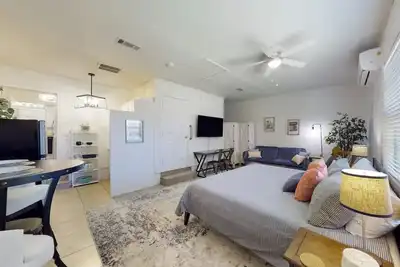 Image de Cheerful & Charming Studio Apartment ~ 4 miles to Texas A&M and Expo Center