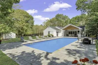 Image de Beautiful Wainscott Home, Open Layout, Private Pool, Natural Light