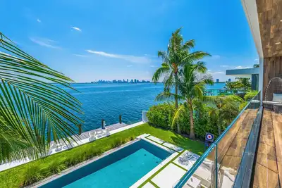 Image de Luxury Bayfront Villa with Pool: New Construction