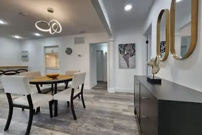 Image de Historical SodoHouse Dt near hospitals - Sleeps 11