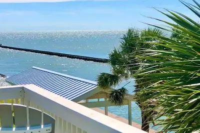 Image de Newly relisted here! Clean condo with boat ramp, slips, pickleball and pool.