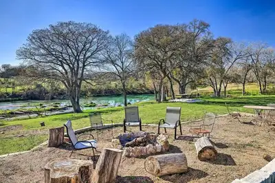 Image de San Marcos 1 Ac Gentle Slope Waterfront. Converted Dairy Barn, Pickleball court!