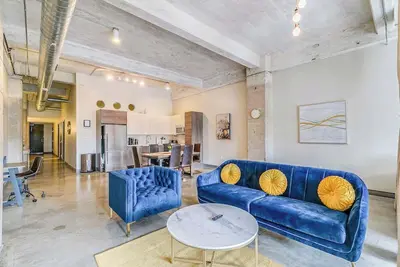 Image de Amyfinehouse |Cozy 2br Loft |Pool+Views+Desk+Valet
