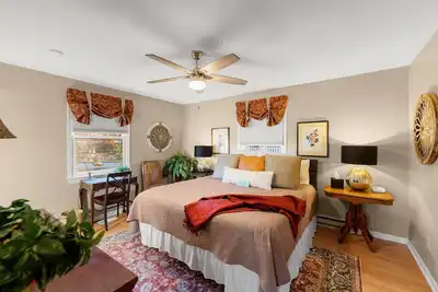Image de Pet-Friendly Mountain View Cottage - Large deck & views of Blue Ridge Mtns.