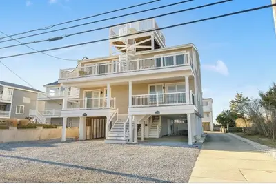 Image de Exceptional Beach facing townhome with stunning Ocean and Bay views