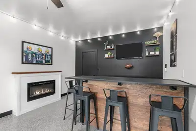 Image de Green Bay Getaway - 4 minute walk to Lambeau and Resch Center