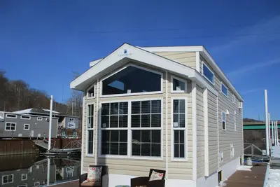 Image de Near Pittsburgh on Beaver River Waterfront -- Glamping in Cozy Floating Cottage