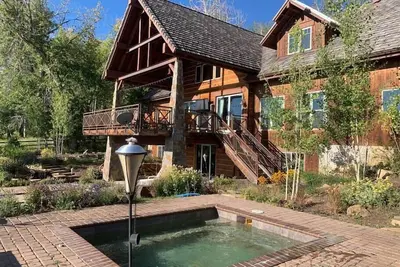Image de One of a Kind, Perfect Mountain Retreat on 750 private acres