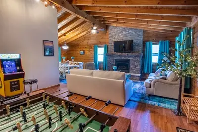 Image de Ascension Cabin - huge yard, hot tub, above stream