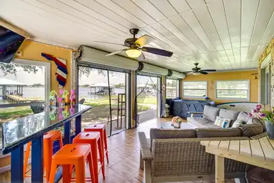 Image de ‘Lake Francis Lily Pad’ - Home w/ Hot Tub & Dock!