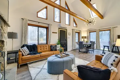 Image de Poconos Chalet with Lake & Pool Access!