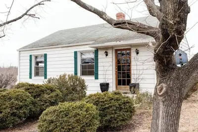 Image de Cozy Stonehenge Cottage- Fenced yard, Close to Hospital, Walk to Downtown