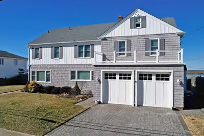 Image de Stunning Bayfront Property! !