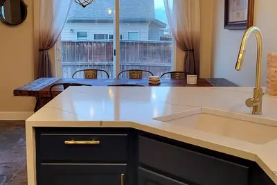 Image de House! 2 min from Bozeman Airport