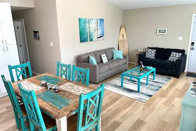 Image de Large Group Retreat in Oceanside. 2 houses. 6 rooms. 1. 5 mi to the beach!