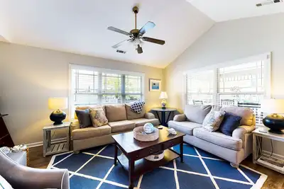 Image de Forest Reach home near beach with pool access & W/D - dog-friendly