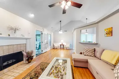 Image de Quiet home with dog-friendly yard, fireplace & screened patio - 30-night min.