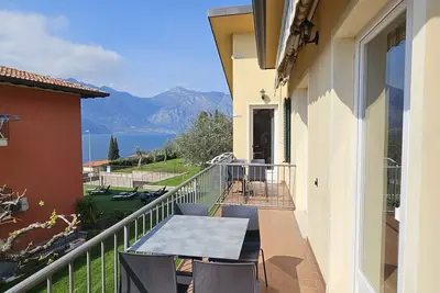 Image de two-room apartment 2/4 beds on the second floor with terrace and lake view