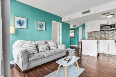 Image de Dog-friendly condo with a kitchenette, Ac, pools, hot tubs, tennis, & gym
