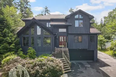 Image de Dog-friendly home with pools, tennis, game room, pool table, firepit, fireplace