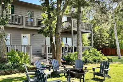 Image de Gull Lake Private 2nd-Floor 2-Bedroom Unit with Patio, Boat Dock, and Garage (Un