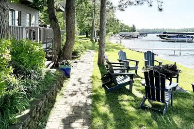 Image de Gull Lake Private 2nd-Floor 2-Bedroom Unit with Patio, Boat Dock, and Garage (Un