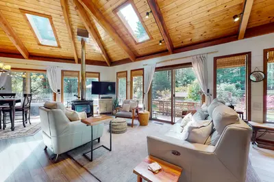 Image de Splendid dog-friendly home with firepit, hot tub, full kitchen, grill, & patio