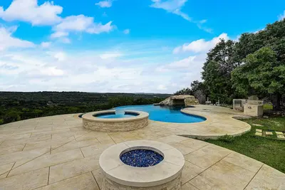 Image de Luxe designer Hill Country home near Austin with amazing views & infinity pool