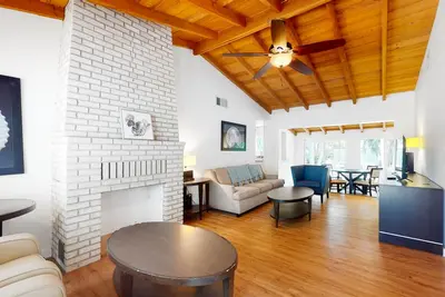 Image de Inviting dog-friendly home with yard, full kitchen, central Ac, & W\/D