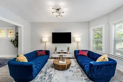 Image de Fantastic 5 Bdrm - Stylish and Newly Renovated
