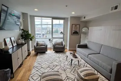 Image de Cozy, spacious, and modern home with quick, convenient Nyc Commute & parking!