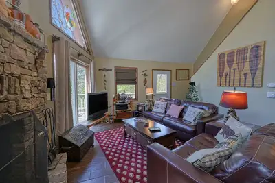 Image de 2-story home with private hot tub, firepit, deck, grill, wood stove, W/D, lawn