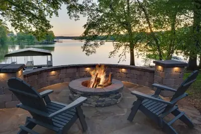 Image de Private Waterfront Dock, Canoes, Game Rooom, Firepit, Lilypad\nAll this and more!