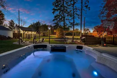 Image de ~Cbs Featured~ Huge Hot Tub|Cinema|Firepit