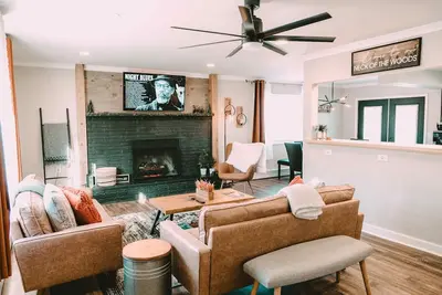 Image de Charming & Modern Lakefront Home - Hiking, Biking & Kayaking.