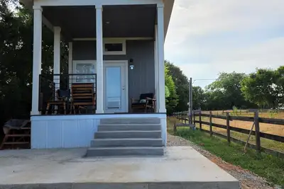 Image de Ranch Cabin\nModern Tiny home on beautiful Ranch!