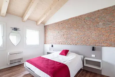 Image de Lily of the Valley Hospital Room