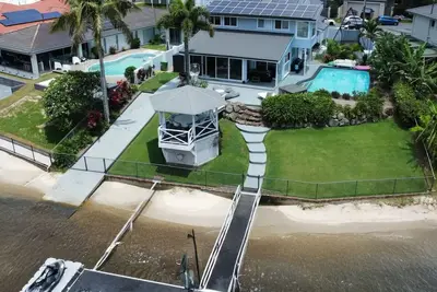 Image de Chic Coastal Waterside Stunner!