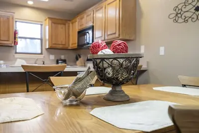Image de Comfortable Condo with Fireplace & Jetted Tub just minutes from Sdc!