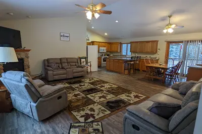 Image de Comfy North Woods River Retreat