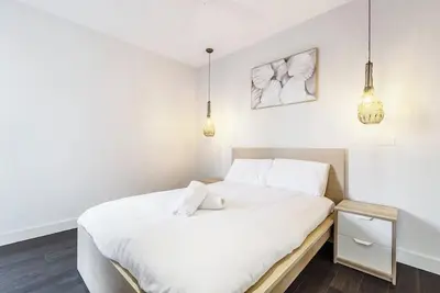 Image de Stroll to the beach + Indoor Parking!