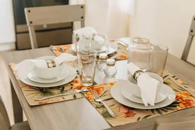 Image de Cozy accommodations in a great location.
